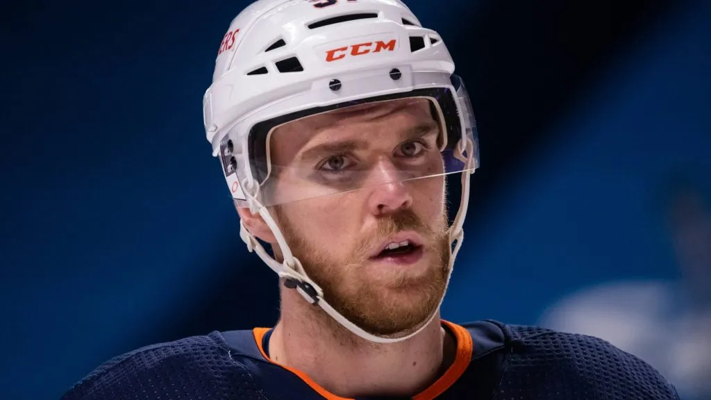 Connor McDavid of the Edmonton Oilers waits for play to begin during the third period of the NHL, Eishockey Herren, USA game between the Edmonton Oilers and the Montreal Canadiens on May 10, 2021. (Source: IMAGO / Icon Sportswire)