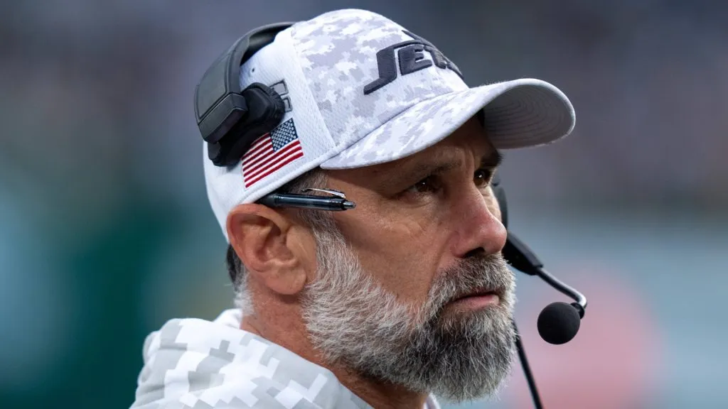 New York Jets head coach Jeff Ulbrich looks on during the NFL, American Football Herren, USA football game against the Indianapolis Colts, Sunday, Nov. 17, 2024, in East Rutherford. The Colts won 28-27.