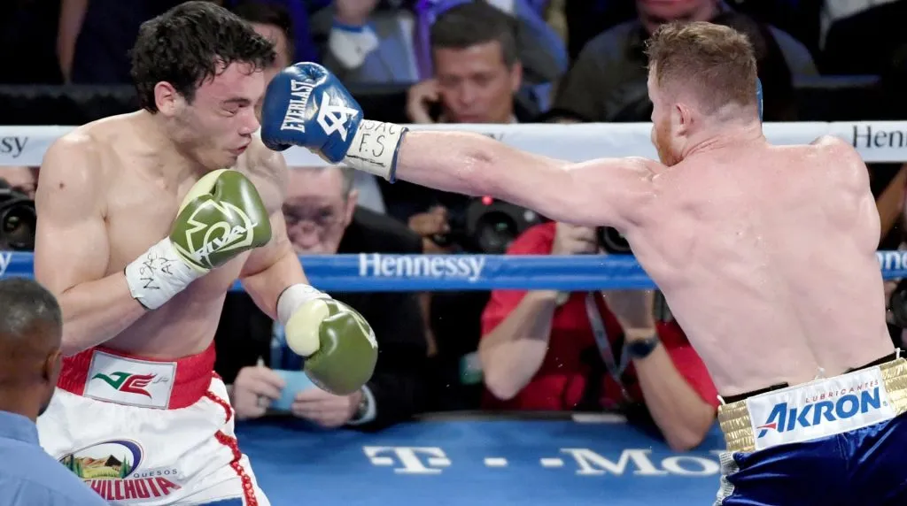 Canelo Alvarez (R) throws a left at Julio Cesar Chavez Jr. in the third round of their 164.5-pound catchweight bout on May 6, 2017 in Las Vegas, Nevada. Alvarez won by unanimous decision. (Photo by Ethan Miller/Getty Images)