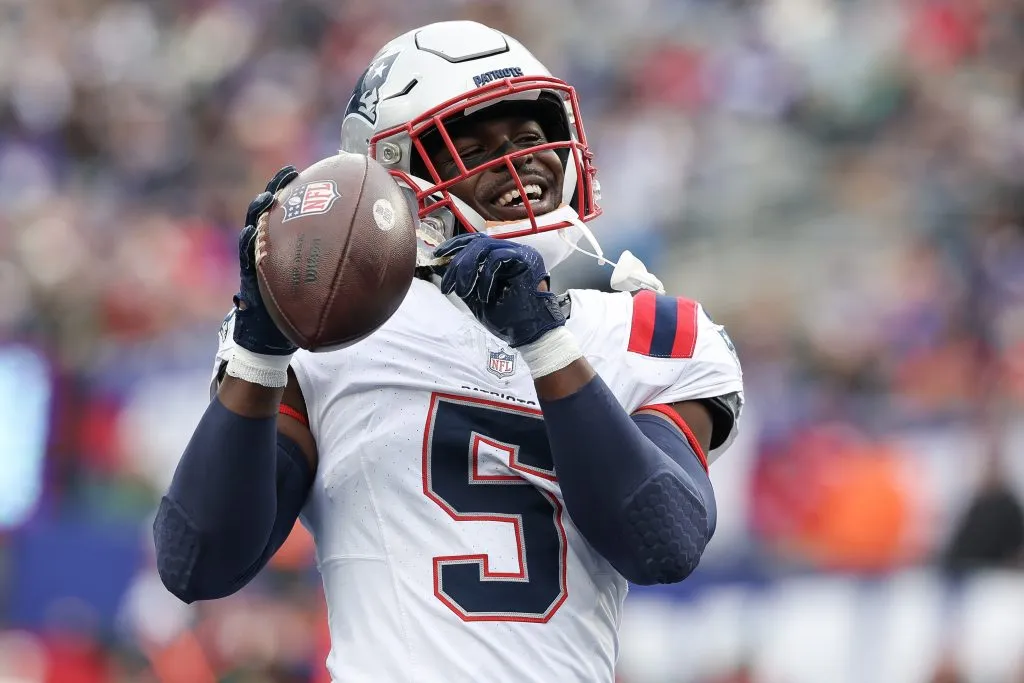 EAST RUTHERFORD, NEW JERSEY – NOVEMBER 26: Jabrill Peppers #5 of the New England Patriots celebrates after recovering a fumble during the first quarter against the New York Giants at MetLife Stadium on November 26, 2023 in East Rutherford, New Jersey. (Photo by Al Bello/Getty Images)