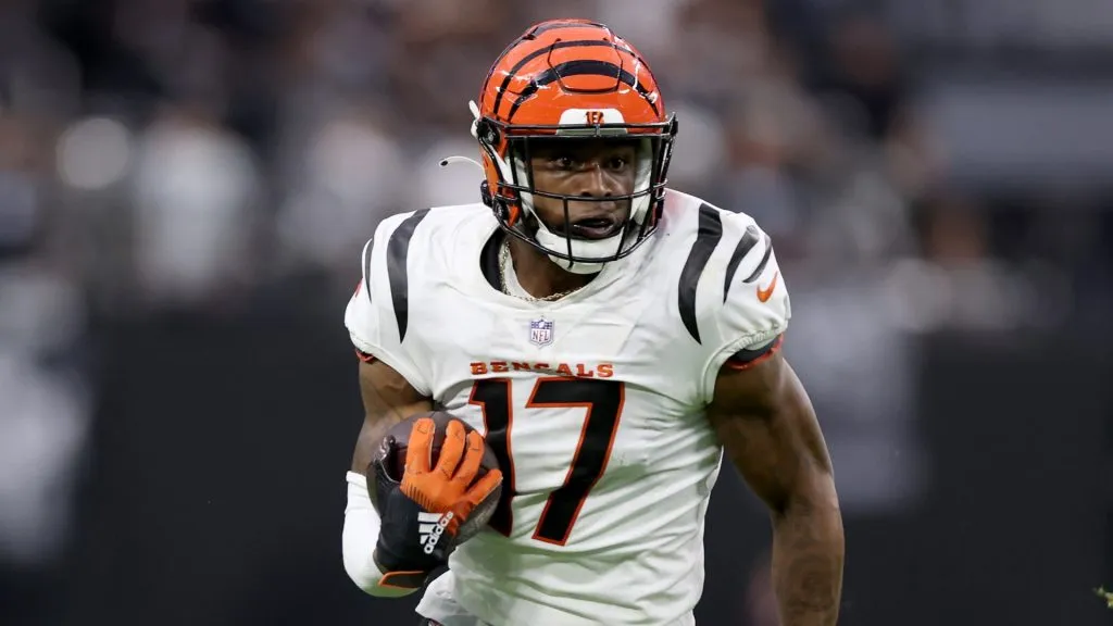 Stanley Morgan #17 of the Cincinnati Bengals carries the ball against the Las Vegas Raiders at Allegiant Stadium on November 21, 2021 in Las Vegas, Nevada.