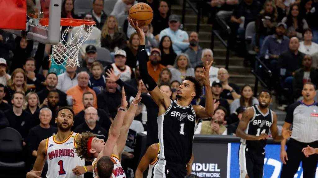 Victor Wembanyama making a throw