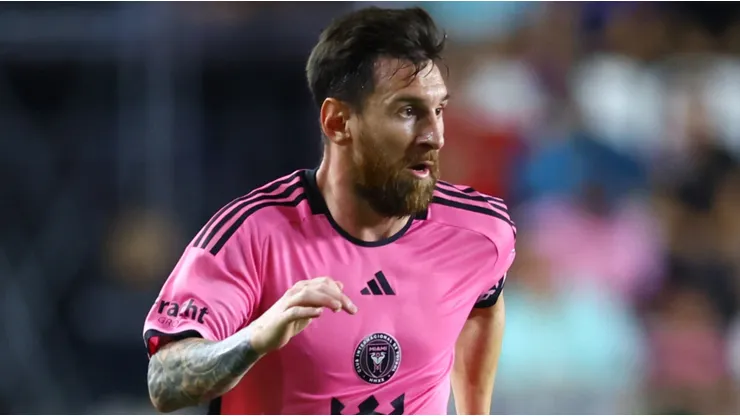 Lionel Messi #10 of Inter Miami dribbles the ball against Atlanta United during the first half of the Audi 2024 MLS Cup playoffs at Chase Stadium on November 09, 2024 in Fort Lauderdale, Florida.