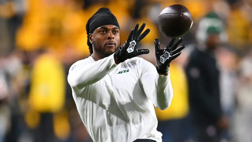 Davante Adams #17 of the New York Jets warms up prior to the game against the Pittsburgh Steelers at Acrisure Stadium on October 20, 2024. (Source: Joe Sargent/Getty Images)