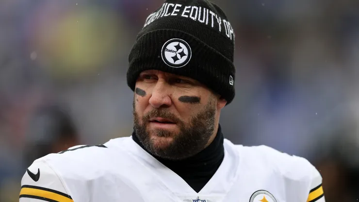 Ben Roethlisberger #7 of the Pittsburgh Steelers on the field before the game against the Baltimore Ravens at M&T Bank Stadium on January 09, 2022.