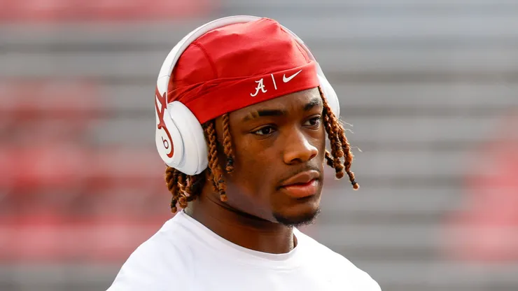Alabama Crimson Tide quarterback Jalen Milroe (4) warming up before the NCAA Football game between the Alabama Crimson Tide and the Wisconsin Badgers at Camp Randall Stadium in Madison, WI.