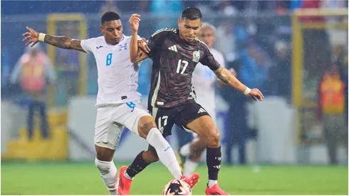 Joseph Rosales (L) of Honduras fights for the ball with Orbelin Pineda (R) of Mexico