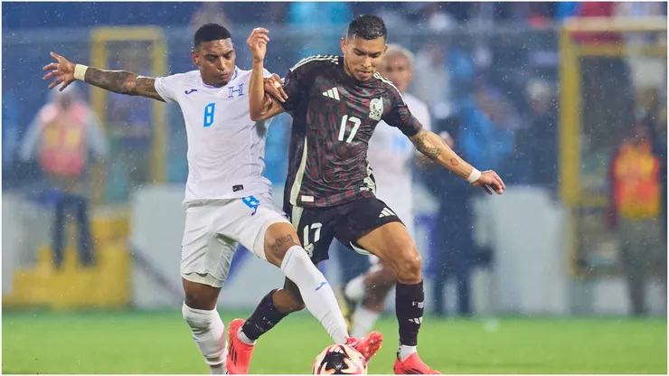 Joseph Rosales (L) of Honduras fights for the ball with Orbelin Pineda (R) of Mexico