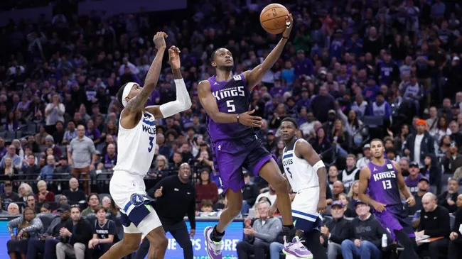 De’Aaron Fox #5 of the Sacramento Kings drives to the basket against Jaden McDaniels #3 of the Minnesota Timberwolves in the fourth quarter during the Emirates NBA Cup game at Golden 1 Center. Lachlan Cunningham/Getty Images