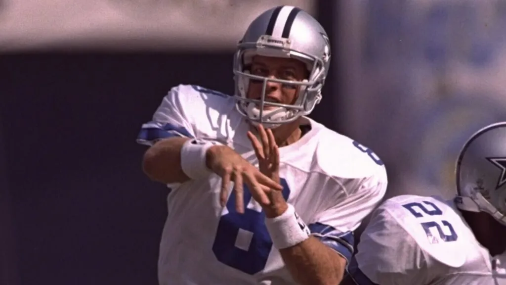 15 Oct 1995: Quarterback Troy Aikman #8 of the Dallas Cowboys throws a pass during their game against the San Diego Chargers at Jack Murphy Stadium in San Diego. (Source:Al Bello/Allsport – Getty Images)