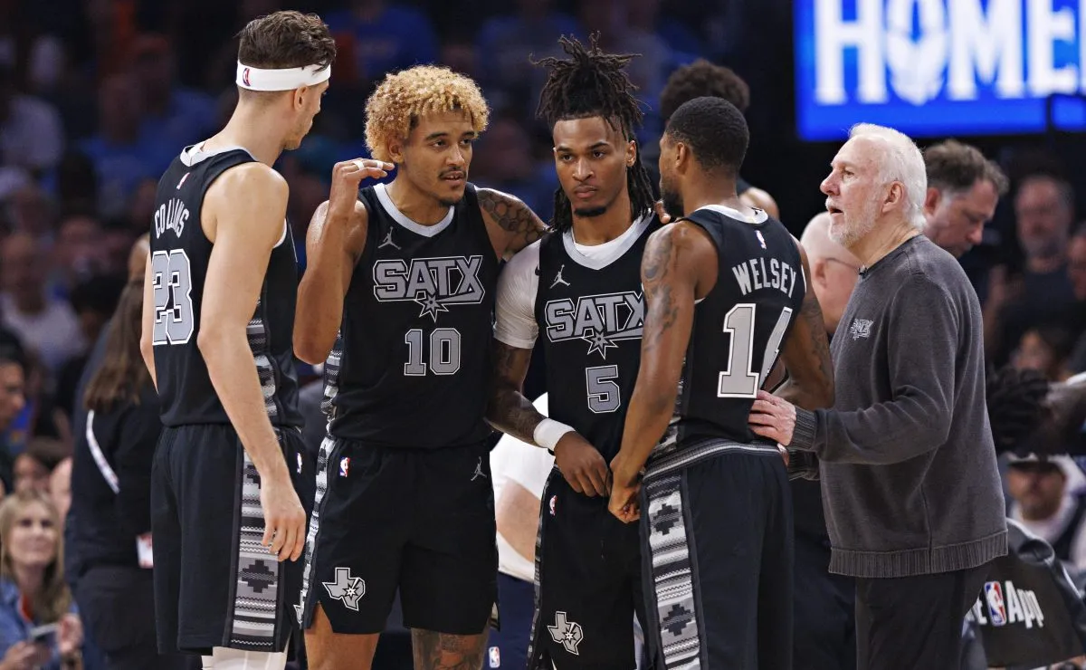OKLAHOMA CITY, OKLAHOMA – OCTOBER 30: Head Coach Gregg Popovich of the San Antonio Spurs talks with his team during a timeout during the second half of a game against the Oklahoma City Thunder at Paycom Center on October 30, 2024 in Oklahoma City, Oklahoma. The Thunder defeated the Spurs 105-93.  (Photo by Wesley Hitt/Getty Images)