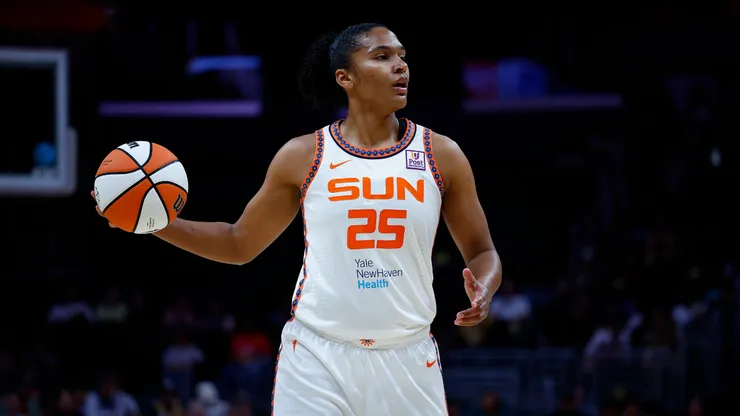 Alyssa Thomas #25 of the Connecticut Sun at Crypto.com Arena