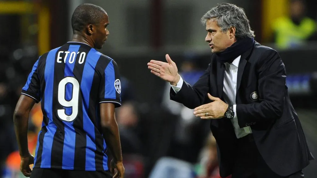 Inter Milan coach Jose Mourinho speaks to Samuel Eto’o during a UEFA Champions League match. IMAGO / Gribaudi/ImagePhoto