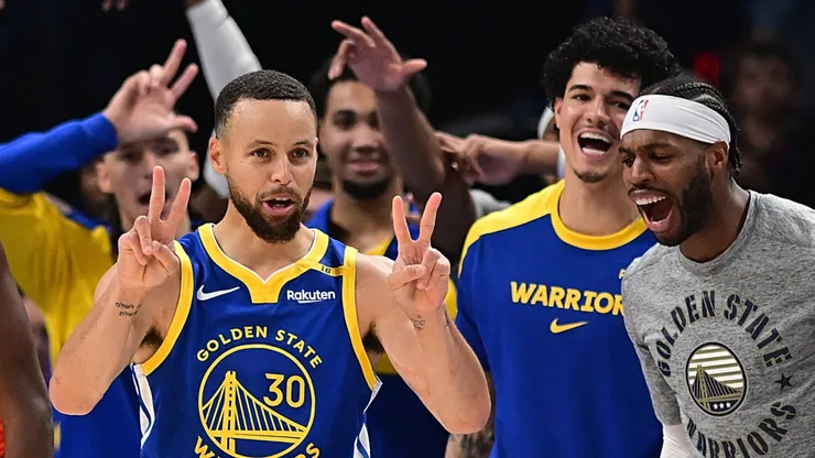 Stephen Curry #30 of the Golden State Warriors reacts in front of his bench after scoring in the second half against the Oklahoma City Thunder at Paycom Center on November 10, 2024 in Oklahoma City, Oklahoma.