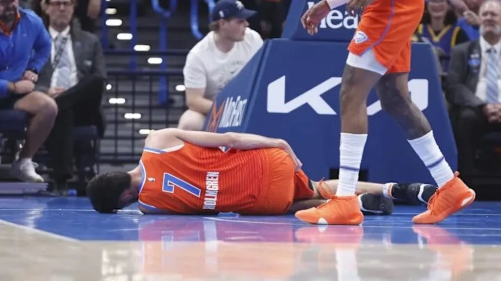 Chet Holmgren lying on the floor after suffering an injury against the Golden State Warriors. via @xtraamediaa_ on X.