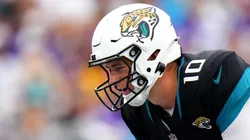 Mac Jones #10 of the Jacksonville Jaguars awaits a snap against the Minnesota Vikings during the first quarter at EverBank Stadium on November 10, 2024 in Jacksonville, Florida.