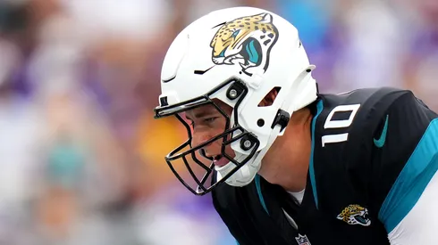 Mac Jones #10 of the Jacksonville Jaguars awaits a snap against the Minnesota Vikings during the first quarter at EverBank Stadium on November 10, 2024 in Jacksonville, Florida.