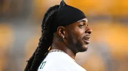 Davante Adams #17 of the New York Jets warms up prior to the game against the Pittsburgh Steelers at Acrisure Stadium on October 20, 2024 in Pittsburgh, Pennsylvania.