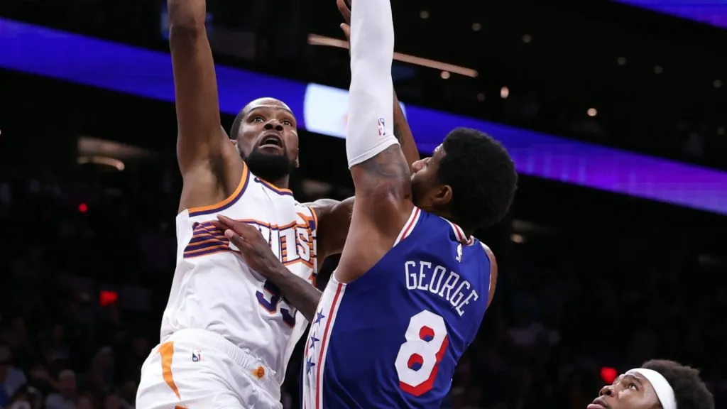 Kevin Durant jumping with Paul George