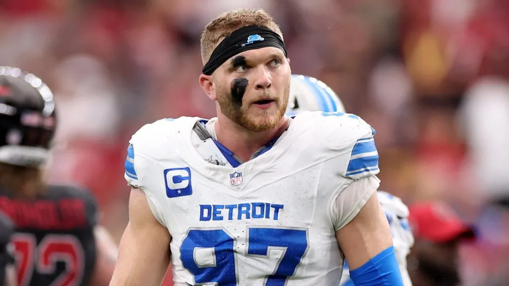 Aidan Hutchinson looking to the fans