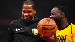 Golden State Warriors Forward Kevin Durant (35) looks on with Golden State Warriors Forward Draymond Green (23) before a NBA Basketball Herren USA game between the Golden State Warriors and the Los Angeles Clippers on November 12, 2018 at STAPLES Center in Los Angeles, CA.