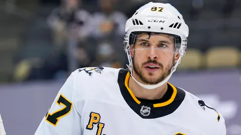 Pittsburgh Penguins Center Sidney Crosby (87) looks on during the second period in the NHL, Eishockey Herren, USA game between the Pittsburgh Penguins and the Philadelphia Flyers in 2021.