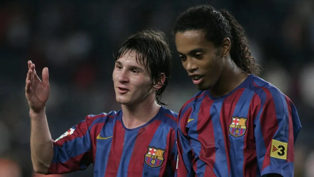 Lionel Messi speaks to Ronaldinho after Barcelona’s victory over Osasuna. (IMAGO/ Newscom / El Pais)