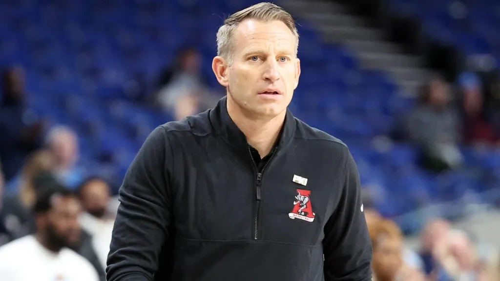Alabama Crimson Tide head coach Nate Oats in the 4th overtime during the PK85 NCAA, College League, USA basketball game between the North Carolina Tarheels and the Alabama Crimson Tide. (Source: IMAGO / ZUMA Press Wire)