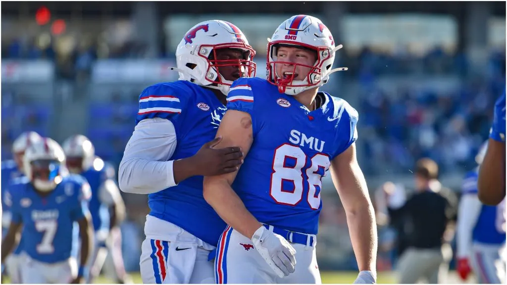 SMU Mustangs tight end Matthew Hibner celebrates with a teammate – IMAGO / Newscom World