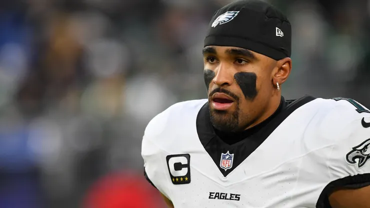 Eagles quarterback Jalen Hurts (1) prepares before the Philadelphia Eagles versus Baltimore Ravens NFL, American Football Herren, USA game at M&T Bank Stadium on December 1, 2024 in Baltimore, MD.