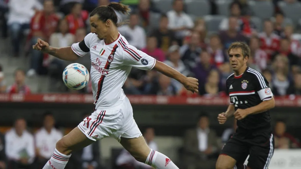 Zlatan Ibrahimovic of AC Milan controls the ball against Philipp Lahm of Bayern Munich. (IMAGO / Cordon Press/Miguelez Sports)
