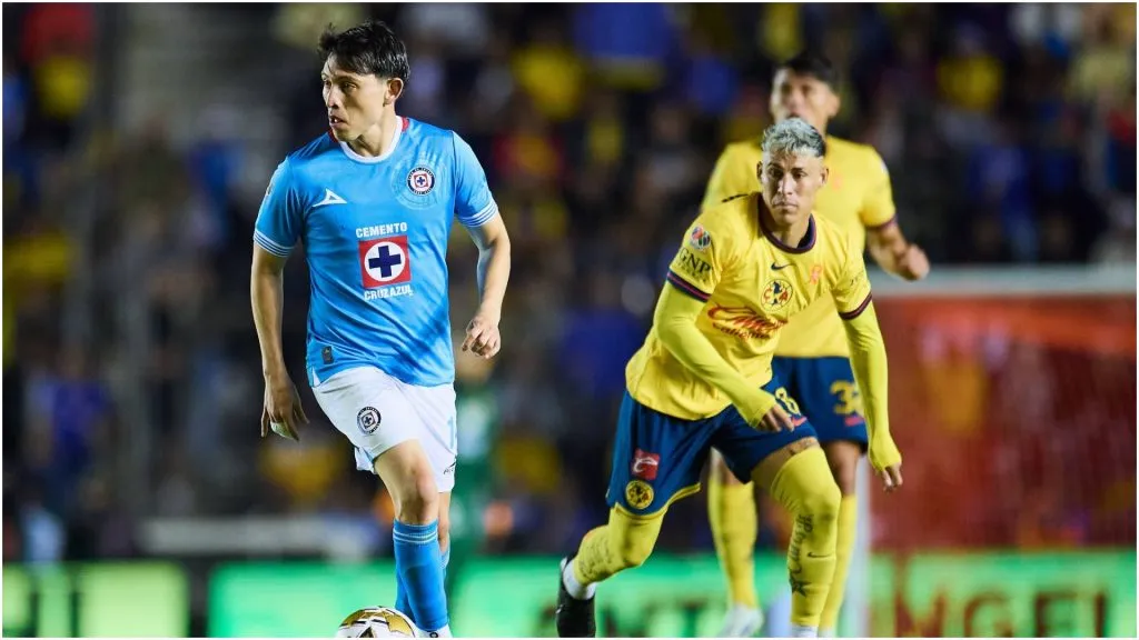 Alexis Gutierrez (L) of Cruz Azul fights for the ball with Cristian Calderon (R) of America – IMAGO / Agencia-MexSport