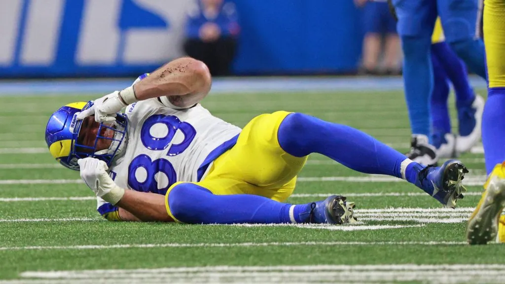 Tyler Higbee tore his MCL and ACL against the Lions in the 2023 playoffs. (IMAGO / NurPhoto)