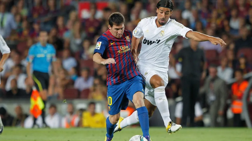 Sami Khedira from Real Madrid tries to take the ball away from Lionel Messi of Barcelona. (IMAGO / ANP)