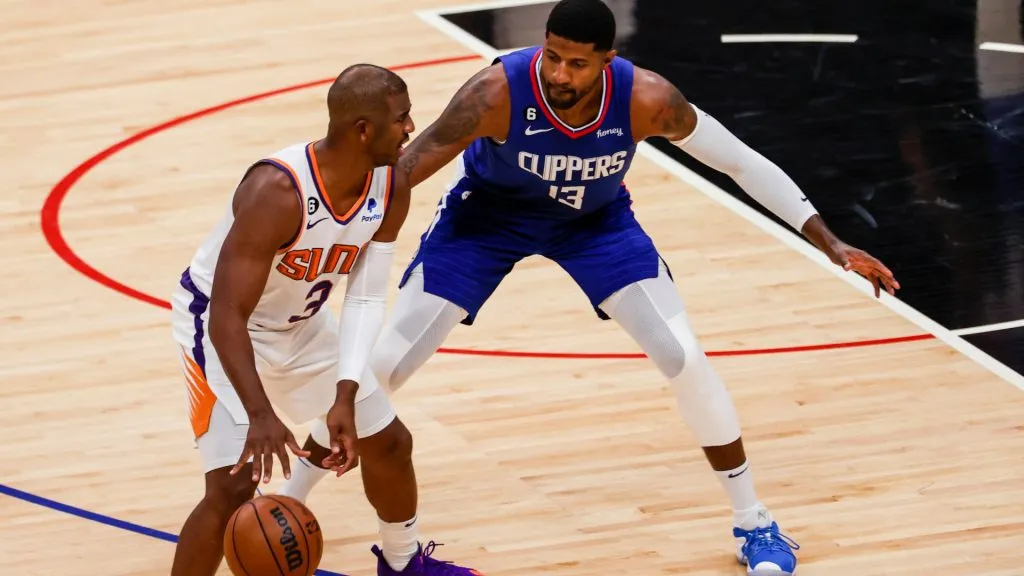 Phoenix Suns guard Chris Paul (3) is defended by Los Angeles Clippers forward Paul George (13) during an NBA, Basketball Herren, USA basketball game between the Los Angeles Clippers and the Phoenix Suns Sunday, October 23, 2022, in Los Angeles.