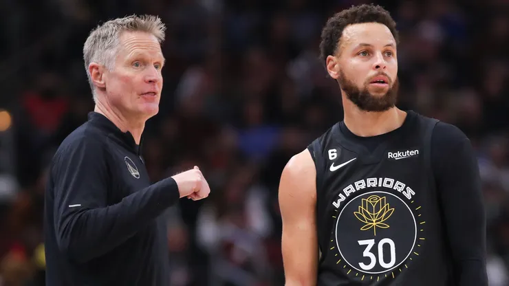 Golden State Warriors head coach Steve Kerr chats with guard Stephen Curry during a game vs. the Chicago Bulls on January 15, 2023.