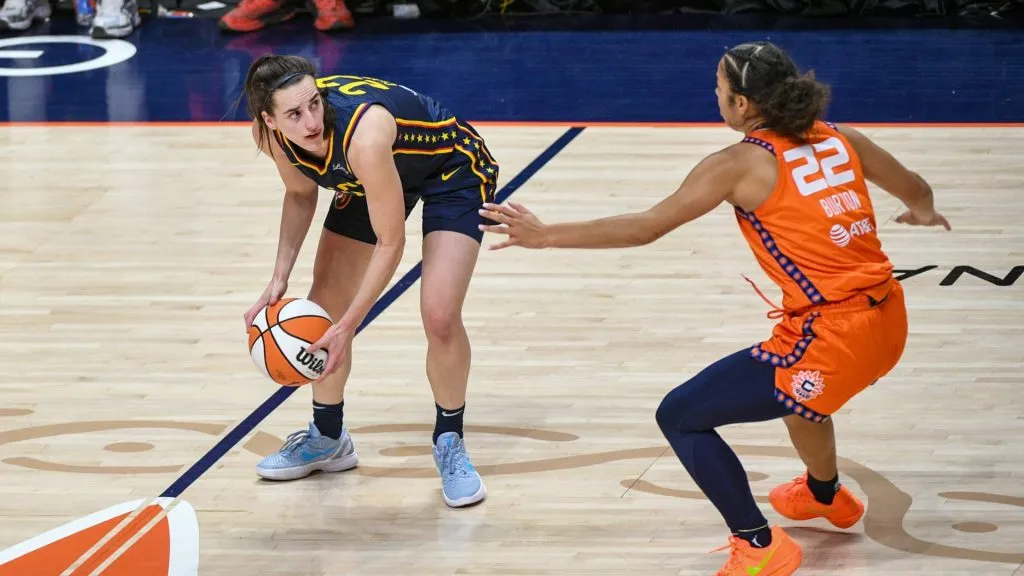 Indiana Fever guard Caitlin Clark (22) handles the ball during game 1 of the first round of the WNBA, Basketball Damen, USA playoffs between the Indiana Fever and the Connecticut Sun. (Source: IMAGO / ZUMA Press Wire)