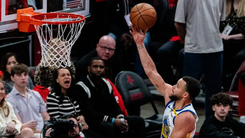 Stephen Curry of Golden State Warriors lays up the ball during the 2024-2025 NBA, Basketball Herren, USA Cup quarter-final match between Golden State Warriors and Houston Rockets on Dec. 11, 2024. (Source: IMAGO / Xinhua)