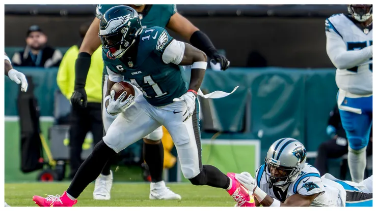 December 8, 2024, Philadelphia, Pa, USA: Philadelphia Eagles wide receiver A.J. Brown (11) tries to extend the play after making a catch during the NFL, American Football Herren, USA football matchup between the Caroliona Panthers and the Philadelphia Eagles at Lincoln Financial Field in Philadelphia, Pennsylvania on December 8, 2024. Cal Media Philadelphia USA - ZUMAcs17 20241208_faf_cs17_046 Copyright: xScottxSeriox