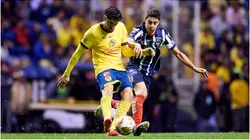 Diego Valdes (L) of America fights for the ball with John Stefan Medina (R) of Monterrey