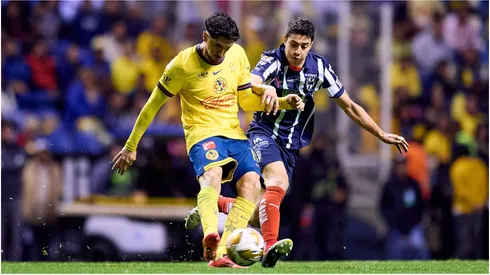 Diego Valdes (L) of America fights for the ball with John Stefan Medina (R) of Monterrey