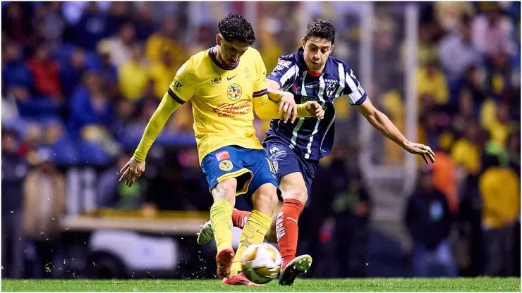 Diego Valdes (L) of America fights for the ball with John Stefan Medina (R) of Monterrey