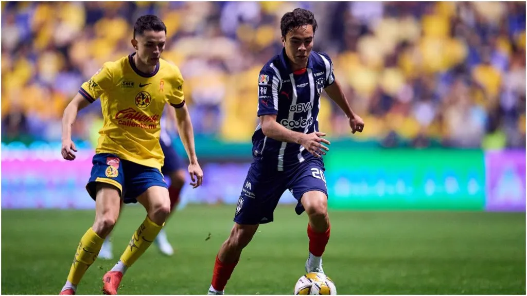 Alvaro FIdalgo (L) of America fights for the ball with Iker Fimbres (R) of Monterrey – IMAGO / Agency-MexSport