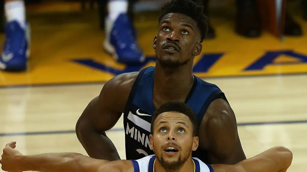 OAKLAND, CA – NOVEMBER 08: Golden State Warriors guard Steph Curry (30) boxes out Jimmy Butler during an NBA Basketball Herren USA game against the Minnesota Timberwolves on November 08, 2017 at Oracle Arena in Oakland, CA.