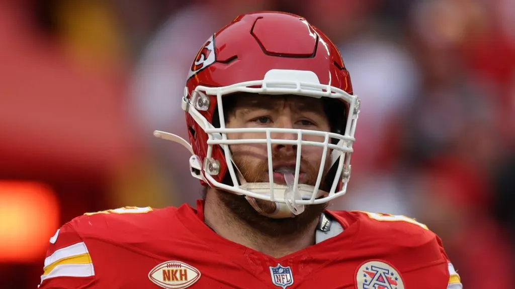 Kansas City Chiefs guard Joe Thuney (62) before an NFL, American Football Herren, USA game between the Cincinnati Bengals and Kansas City Chiefs on Dec 31, 2023 at GEHA Field at Arrowhead Stadium in Kansas City, MO.