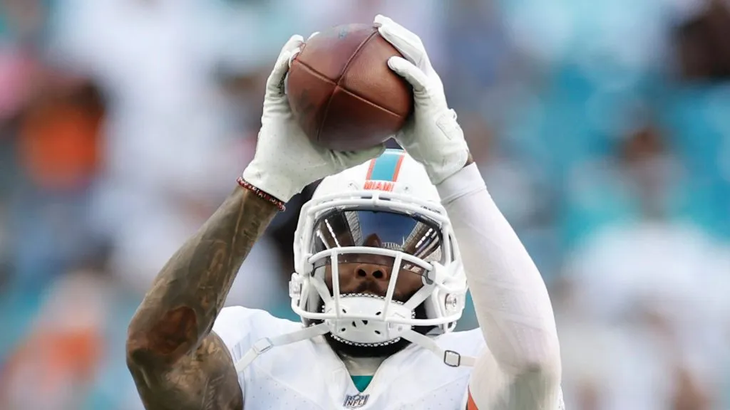 Miami Dolphins wide receiver Odell Beckham Jr. (3) catches a ball during the game between the Miami Dolphins and the New England Patriots