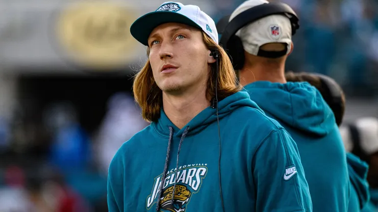 Jacksonville Jaguars quarterback Trevor Lawrence (16) watches the big screen from the sideline in the fourth quarter during NFL, American Football Herren, USA a game against the New York Jets in Jacksonville, FL.