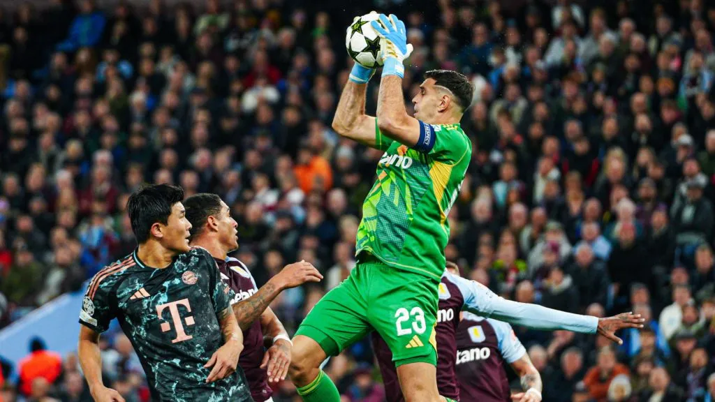 Emiliano Martinez holds goal scoring chance at the UEFA Champions League against Bayern Munich. (IMAGO / Eibner)