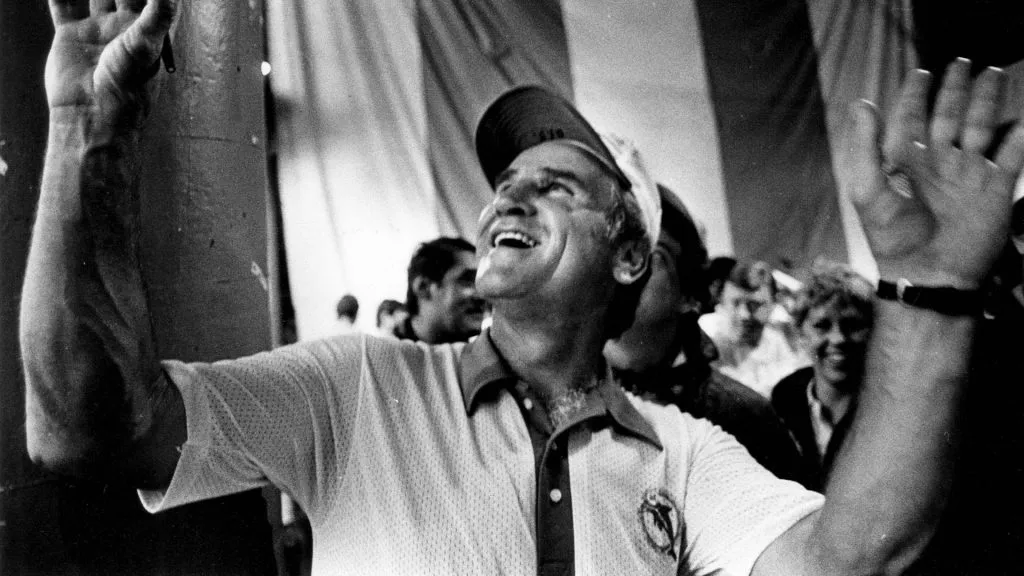 Miami Dolphins coach Don Shula reacting to the thunder outside while signingautographs on June 22, 1894. (Source: IMAGO / ZUMA Press Wire)