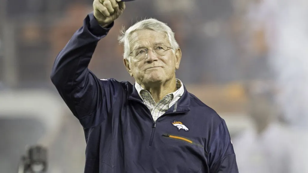Former Denver Broncos Coach Dan Reeves waves hello before the start of the 1st. Half at Sports Authority Field on October 24, 2016. (Source: IMAGO / ZUMA Press Wire)